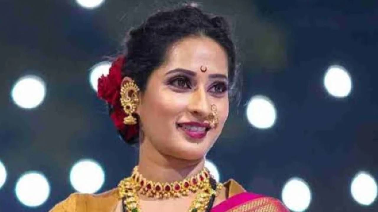 चंद्रकोर हे केवळ एक छोटं लाल चिन्हासारखं दिसत असलं तरी त्यात पिढ्यानपिढ्यांची स्मृती, शिस्त आणि पवित्र व्यवस्था आहे. आजही असंख्य महिला कपाळावर चंद्रकोर लावतात. याने स्त्रियांचं सौंदर्य अधिक खुलून येतं.