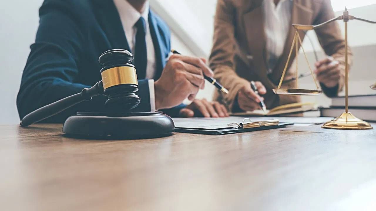 आजकाल महिला आपल्या पायावर उभ्या असून विविध क्षेत्रात महिला अव्वल ठिकाणी अजून मोठ्या पगाराच्या पदांवर काम करत आहेत. मात्र, लग्नानंतर महिलांच्या पगारावर अधिकार नेमका कोणाचा हा प्रश्न उपस्थित केला जातो.