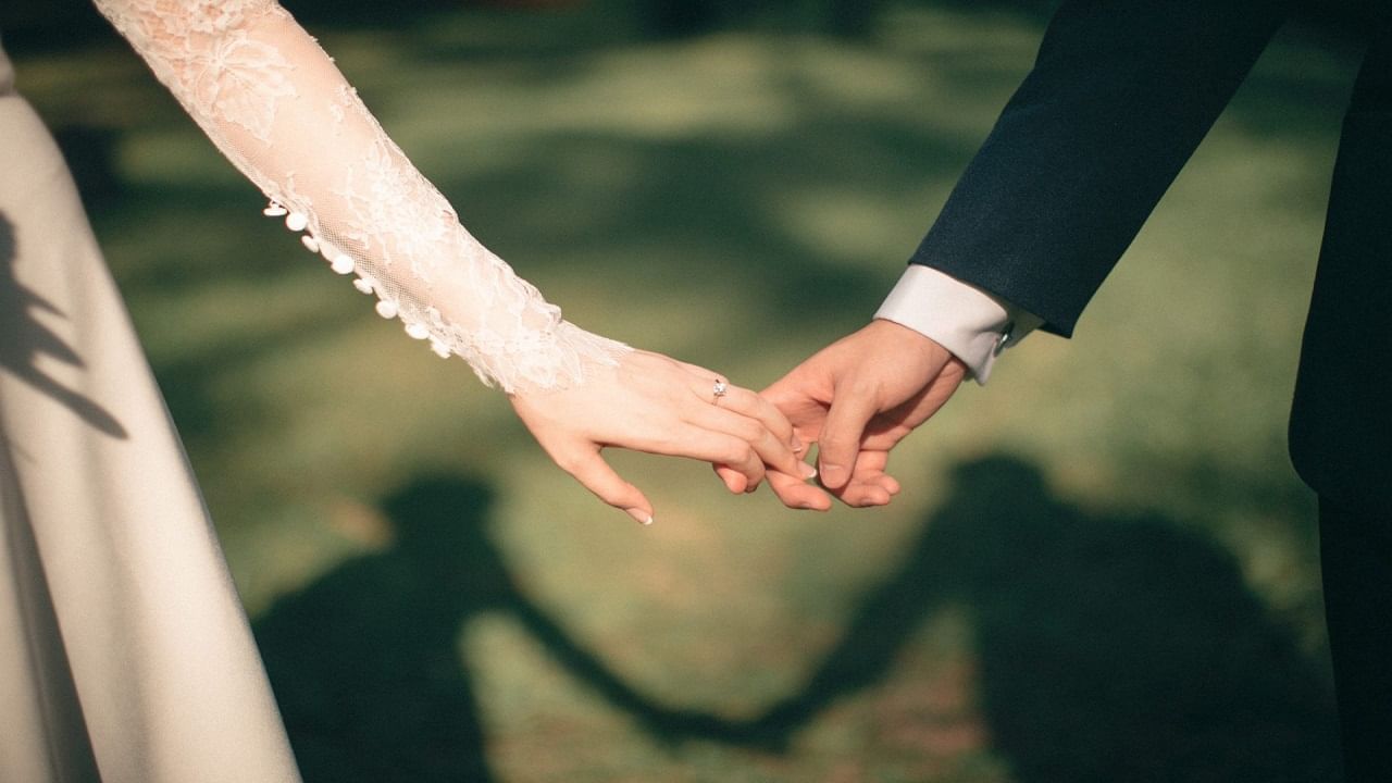 Brother Marry Sister: भाऊच करतो सख्या बहिणीसोबत लग्न, आई वडील होतात सासू सासरे, येथील अनोखी परंपरा