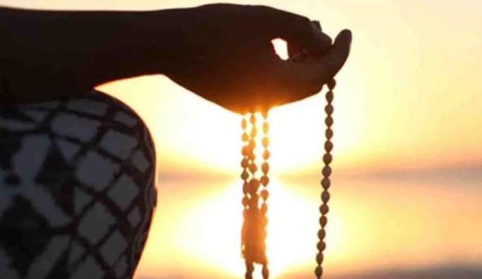 हिंदू धर्मात वेगवेगळ्या पूजेसाठी वेगवेगळे मंत्र वापरले जातात. पण काही मंत्र असे आहेत जे कोणालाही सांगितले जात नाहीत. असाच एक गुप्त मंत्र आहे जो कधीच कोणालाही सांगितला जात नाही. 