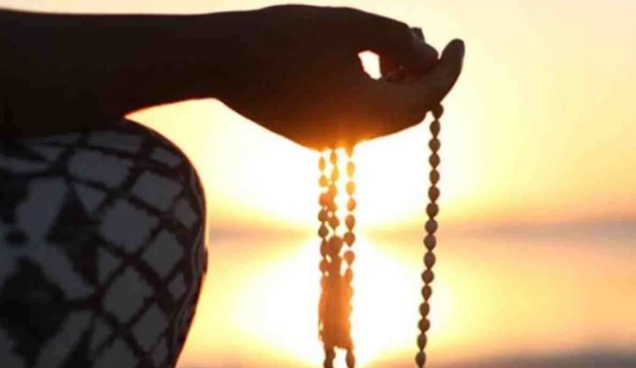 हिंदू धर्मात वेगवेगळ्या पूजेसाठी वेगवेगळे मंत्र वापरले जातात. पण काही मंत्र असे आहेत जे कोणालाही सांगितले जात नाहीत. असाच एक गुप्त मंत्र आहे जो कधीच कोणालाही सांगितला जात नाही. 