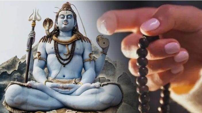 एनडीटीव्ही इंडियाने दिलेल्या माहितीनुसार ज्योतिषाचार्य डॉ. अरविंद मिश्र यांच्या मतानुसार भगवान महादेवाचे अनेक गु्प्त मंत्र असतात. यातील प्रमुख गु्प्त मंत्र 'ॐ तत्पुरुषाय विद्महे, महादेवाय धीमहि, तन्नो रुद्रः प्रचोदयात्' हा आहे. हा मंत्र भगवान शिवाच्या रौद्र रुपाला समर्पित आहे. या मंत्राचा जप केल्यावर आध्यात्मिक विकास होतो. तसेच मनाला शांती मिळते. 