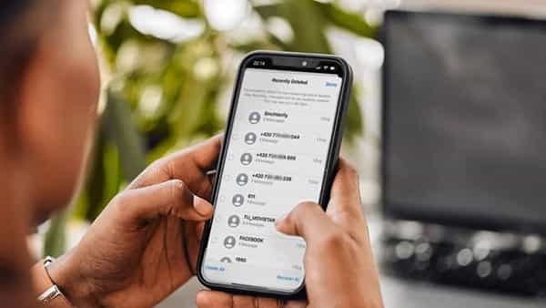 व्हॉट्सॲपच्या या युगातही, आपल्या मोबाईलवर एसएमएसद्वारे (SMS)अनेक महत्त्वाचे मेसेज येतात, विशेषतः बँक आणि पेमेंटशी संबंधित तर अनेक मेसेज येत असतात. पण जर एखादा महत्त्वाचा मेसेज चुकून डिलीट झाला आणि तो मेसेज परत मिळवायचा असेल, तर काय करावे हे अनेकांना कळत नाही. असे डिलीट केलेले किंवा डिलीट झालेले मेसेज रिकव्हर करणे अशक्य आहे, पण तसं नाही. येथे सांगितलेल्या काही ट्रिक्सच्या मदतीने तुम्ही डिलीट केलेले टेक्स्ट मेसेज देखील रिकव्हर करू शकता.