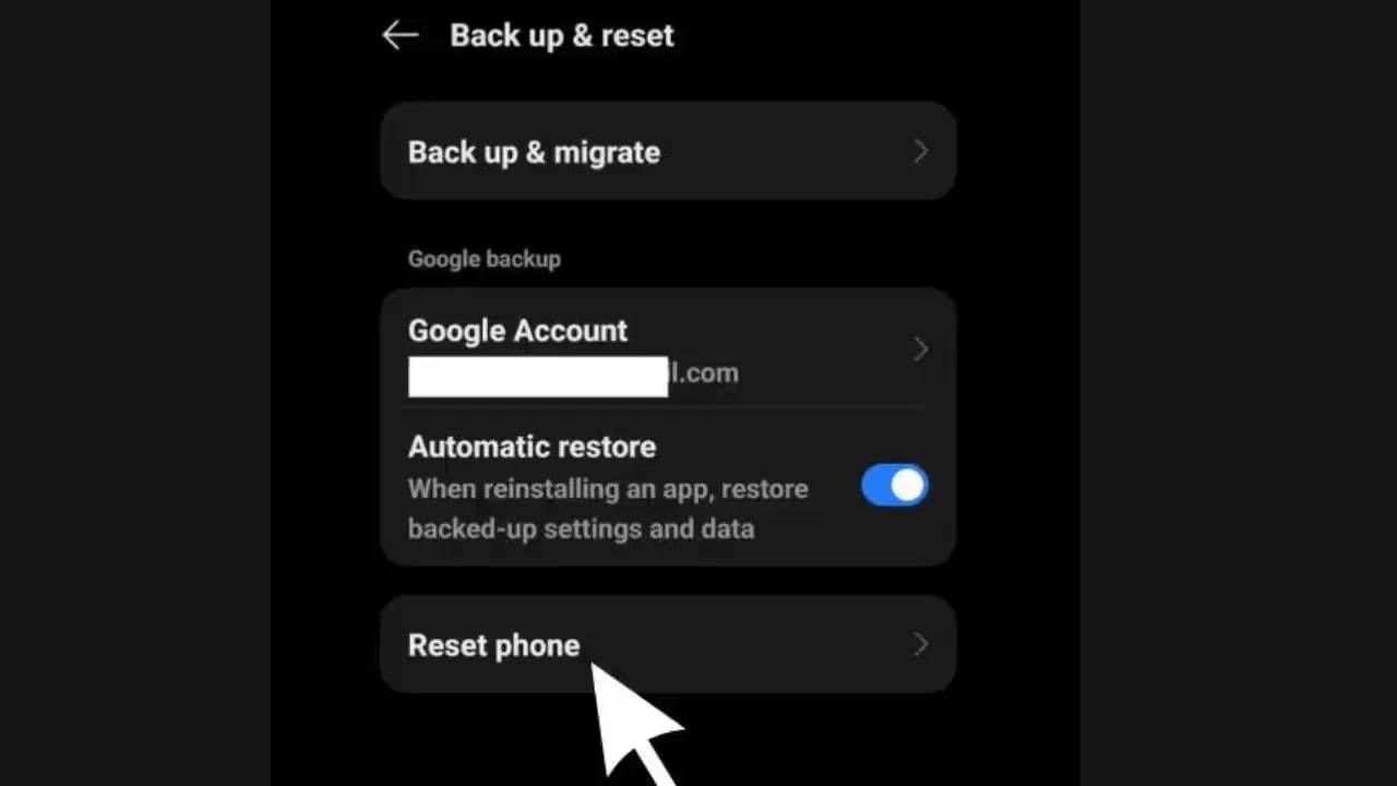 गुगल बॅकअपमधून मेसेज कसे रिकव्हर करायचे? :  स्टेप 1 : प्रथम डिव्हाइस सेटिंग्ज उघडा, नंतर जनरल मॅनेजमेंट वर टॅप करा. रीसेट वर टॅप करा. स्टेप 2 : आता फॅक्टरी डेटा रीसेट वर टॅप करा. नंतर रीसेट वर टॅप करा. स्टेप 3: पासवर्ड मागितल्यास, तो एंटर करा आणि प्रक्रिया पूर्ण करा. फोन रिसेट होईपर्यंत वाट पहा. स्टेप 4: रीसेट केल्यानंतर, फोन सेट करा आणि संबंधित Google खात्यात साइन इन करा.स्टेप 5 : सेटिंग्ज > खाती आणि बॅकअप > डेटा रिस्टोर वर जा. स्टेप 6: संबंधित डिव्हाइस निवडा आणि मेसेज निवडला आहे याची खात्री करा. रीस्टोअर करा वर टॅप करा. आता मेसेज ॲप उघडा आणि हटवलेला एसएमएस रिकव्हर झाला आहे की नाही ते तपासा.