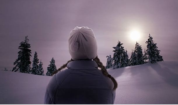 पृथ्वीवरील हि जागा आहे नॉर्वेचा स्वालबार्ड (Svalbard)हा प्रांत. येथे जवळपास ४ महिने सुर्य मावळतच नाही. दिवस असो वा रात्र उजेडच असतो. ही अनोखी घटना नॉर्वेतील या देशात २० एप्रिल ते २२ ऑगस्टपर्यंत असते.