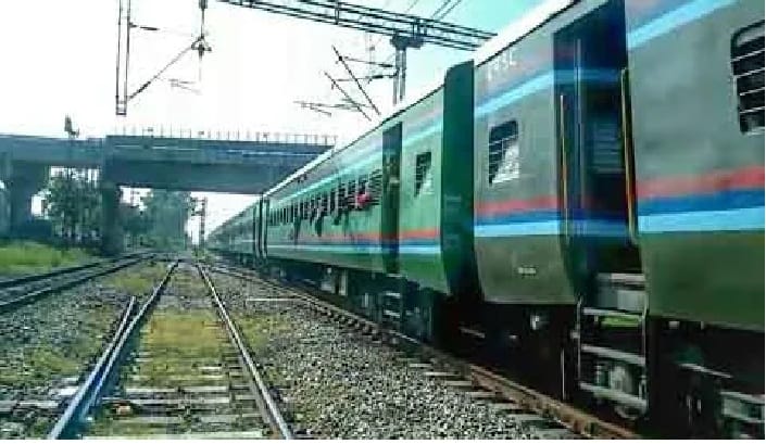 ‘ऑपरेशन सिंदूर’नंतर रेल्वेच्या सैन्याच्या डब्यांच्या संख्येत तफावत, उद्यापासून देशभर गणना ‘ऑपरेशन सिंदूर’नंतर रेल्वेच्या सैन्याच्या डब्यांच्या संख्येत तफावत, उद्यापासून देशभर गणना