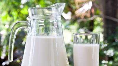 रात्री झोपण्यापूर्वी दूध प्यायल्याने काय होते? दुधासोबत हे पदार्थ खाल्ल्यास...