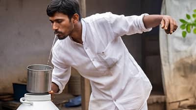 दूध विक्रेत्याचं किळसवाणं कृत्य, दुधात खूप सारं थुंकला अन्....व्हिडीओ पाहून सगळीकडे संताप!