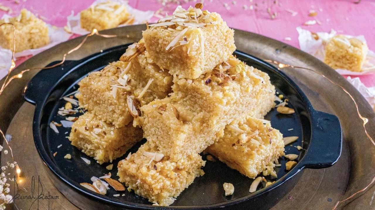 मिल्क केक बनवण्यासाठी तुम्हाला २ लिटर दूध, चिमूटभर लिंबाचा रस, २ चमचे दही, २०० ग्रॅम साखर आणि ५० ग्रॅम तूप अशा काही पदार्थांची आवश्यकता असेल. या सर्व पदार्थांचा वापर करून तुम्ही घरी सहज बनवू शकता.