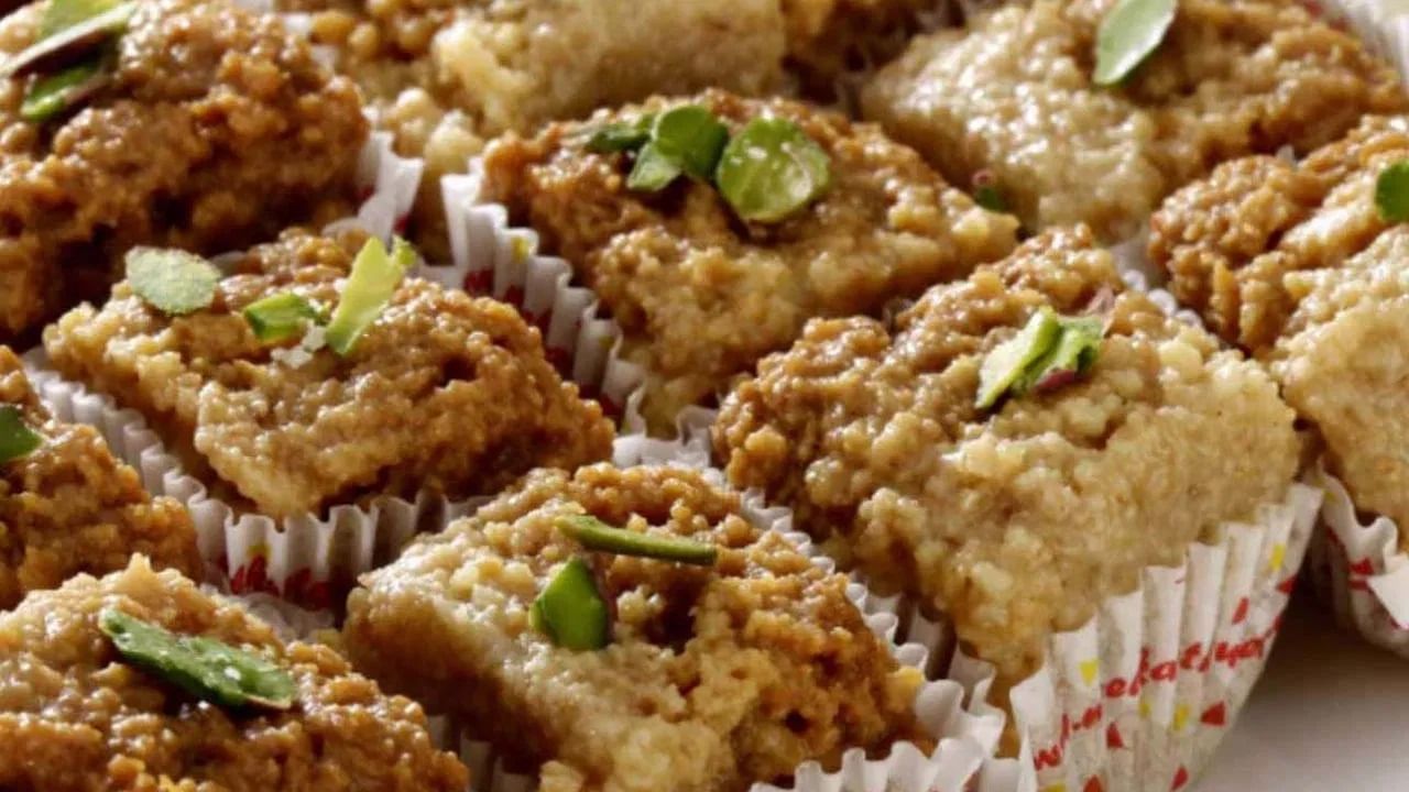 मिल्क केक बनवण्यासाठी तुम्हाला एक जाड तळाचा तवा घ्यावा लागेल. त्यात सर्व दूध घाला आणि मध्यम आचेवर उकळवा. दूध चांगले उकळले की, आच कमी करा आणि दूध सतत ढवळत राहा. हे दूध अर्धे झाल्यावर, तव्याच्या काठावर तयार झालेली क्रीम एका बाजूला घ्या, आता या दुधात थोडा लिंबाचा रस घाला आणि नंतर दही घाला आणि सर्वकाही चांगले मिसळा.