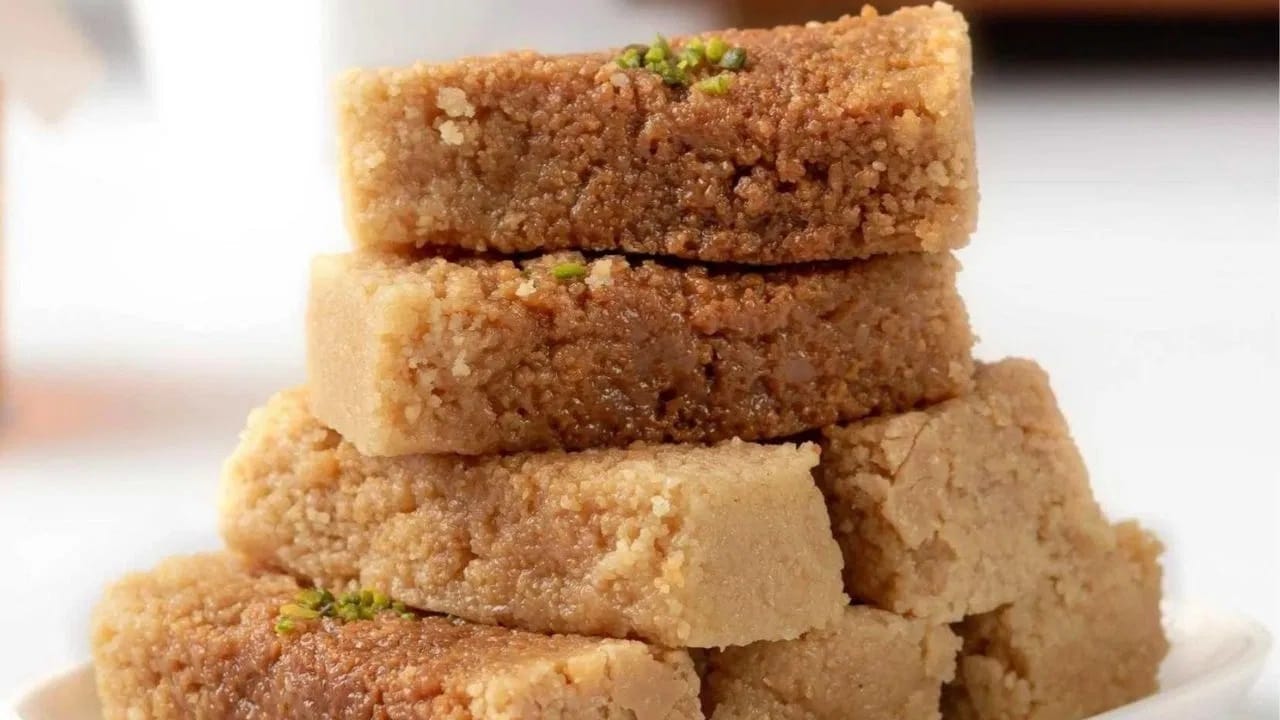 आता हे दूध चांगले उकळवा. जेव्हा दूध दही होऊन जे मिश्रण बनते ते मलमलच्या कापडात गाळून घ्या आणि थंड पाण्याने धुवा. आता मिश्रणाला कापडाने घट्ट बांधा आणि जड वस्तूने दाबा.