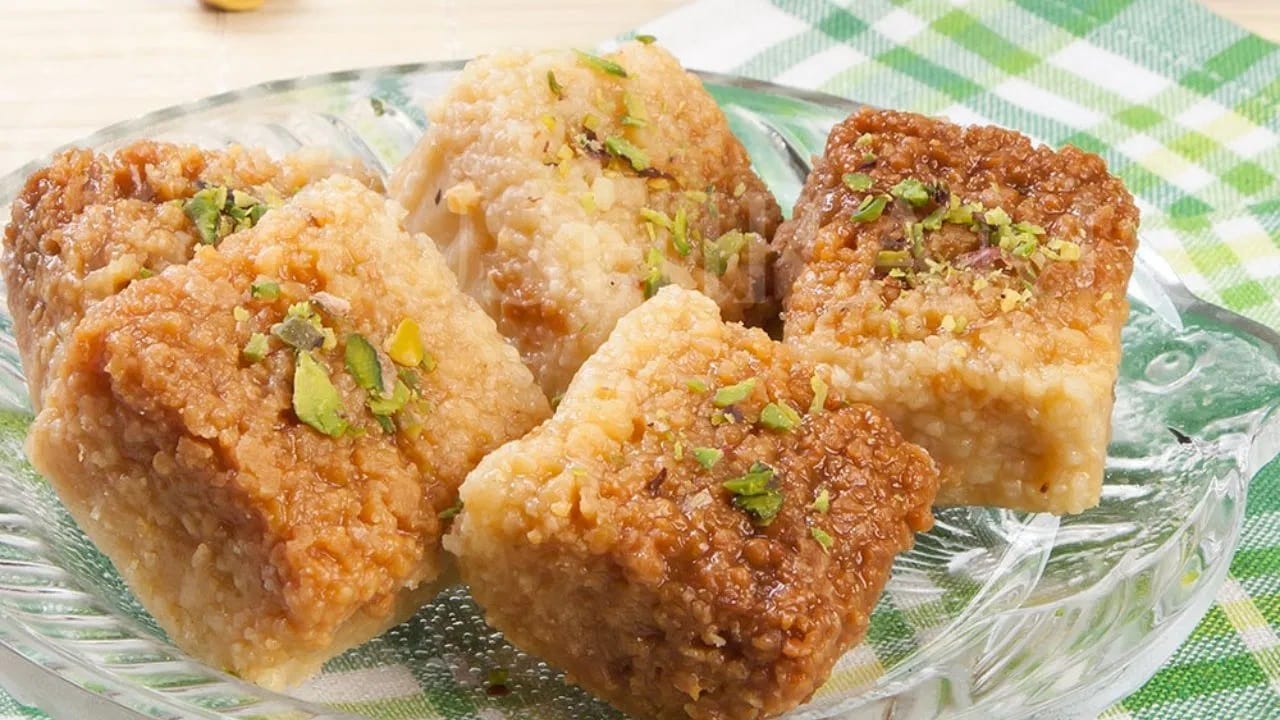 यानंतर, एक पॅन घ्या आणि त्यात तूप गरम करा. तूप गरम झाल्यावर, गूळ घाला आणि मध्यम आचेवर १० ते १५ मिनिटे तळा. तुमचे मिश्रण घट्ट आणि गुळगुळीत होईपर्यंत ते तळत रहा.