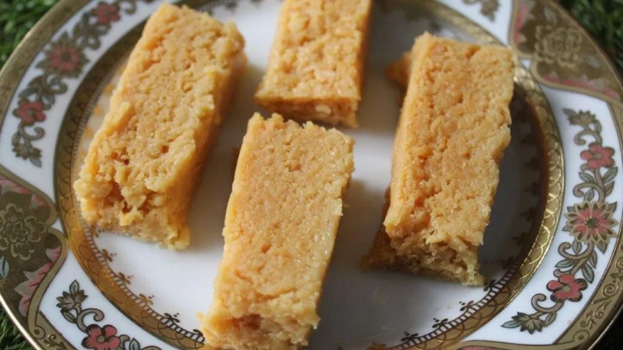 आता त्यात साखर घाला आणि चांगले मिसळा. साखर विरघळेपर्यंत आणि मिश्रण घट्ट होईपर्यंत गॅसवर ठेवा. आता एक ट्रे घ्या, त्यावर थोडे तूप लावा, नंतर हे मिश्रण ट्रेवर ओता आणि चांगले पसरवा. आता तुम्ही ते इच्छित आकारात कापू शकता आणि नंतर हा ट्रे काही काळ फ्रीजमध्ये ठेवू शकता.