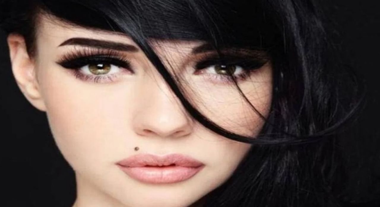 ज्योतिषशास्त्रात शरीरावर असलेल्या तिळांना फार महत्त्व आहे. शरीरावर असलेल्या तिळाच्या स्थानावरून व्यक्तीचा स्वभाव, भाग्य, आयुष्यातील चढउतार याबाबत काही संकेत मिळतात.