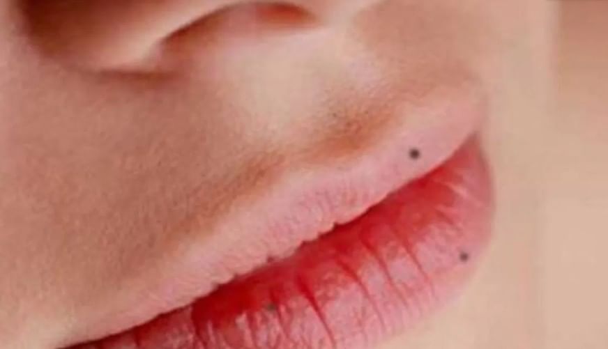 काही विशेष ठिकाणी तीळ असेल तर ऐश्वर्य, समृद्धी आणि सुकी जीवनाचे ते लक्षण मानले जाते. शरीराच्या उजव्या बाजूला तीळ असेल तर मान सन्मान आणि वैभव मिळण्याची शक्यता असल्याचे सांगितले जाते. महिलेच्या शरीराच्या उजव्या भागावर तीळ असेल तर तशा महिलांना समाजात तसेच कुटुंबात मानाचे स्थान मिळते. 