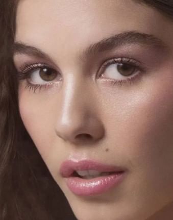 एखाद्या महिलेच्या खांद्यावर तीळ असणे हे शुभसंकेत मानले जातात. खांद्यावर तीळ असणारी महिला भाग्यवान असते. तिला कुटुंबात खूप सन्मान मिळू शकतो, असे सांगितले जाते. 