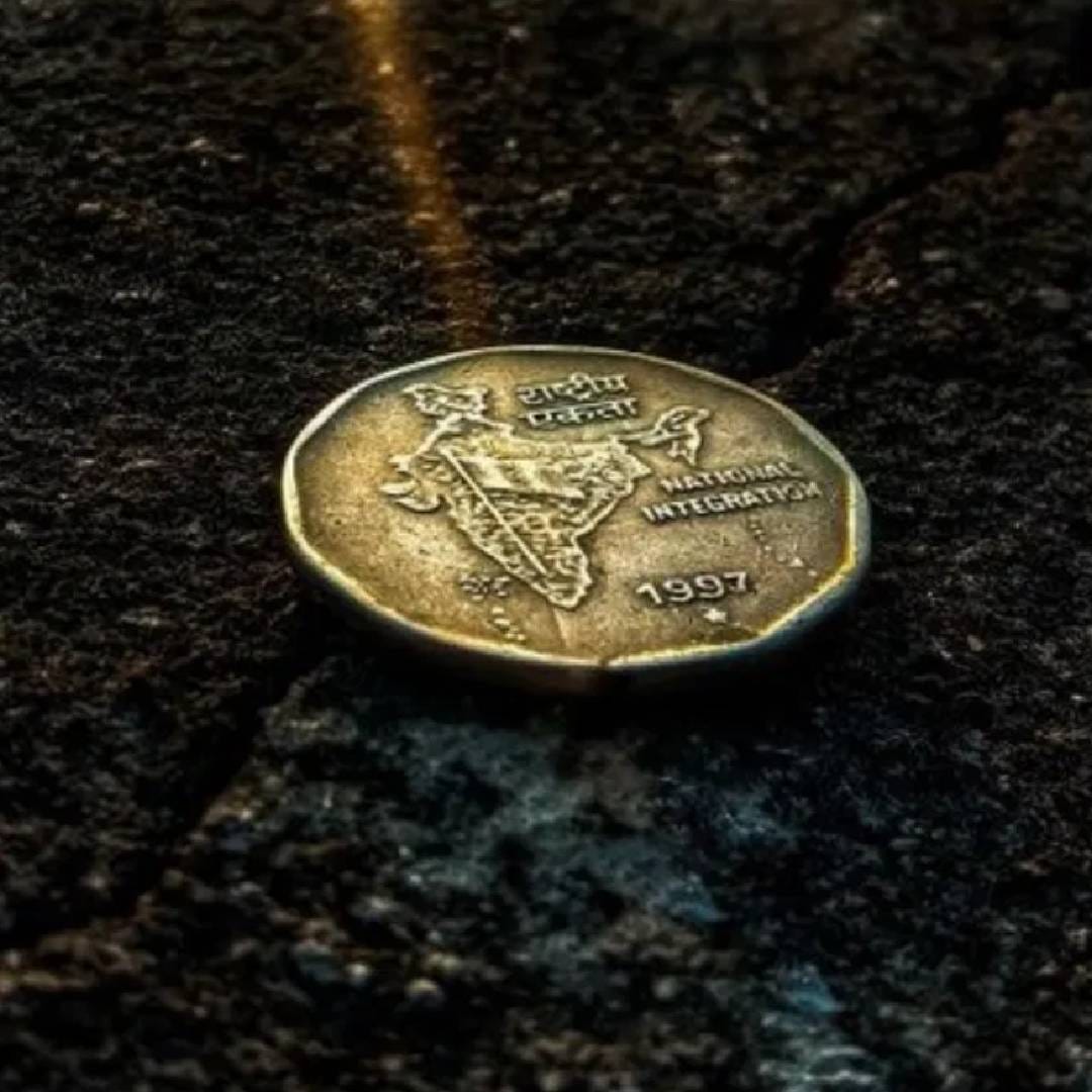 प्रेमानंद महाराज म्हणाले की, जर तुम्हला रस्त्यावर पैसे मिळाले, तर ते धर्म कार्यासाठी खर्च करा किंवा मंदिरात दान करा. त्याशिवाय रस्त्यावर मिळालेल्या पैशाने गोमातेची सेवा करावी. त्यामुळे पुण्य प्राप्ती होते. 