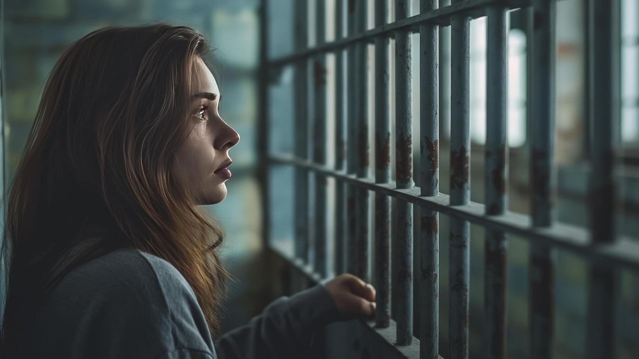 तुरुंगात अंडरवर्ल्ड डॉनची सुंदर गर्लफ्रेंड, तिच्या बाथरुममधील कॅमेरा आणि 'त्या' पोलीस अधिकाऱ्याने रचलेला कट तुरुंगात अंडरवर्ल्ड डॉनची सुंदर गर्लफ्रेंड, तिच्या बाथरुममधील कॅमेरा आणि 'त्या' पोलीस अधिकाऱ्याने रचलेला कट