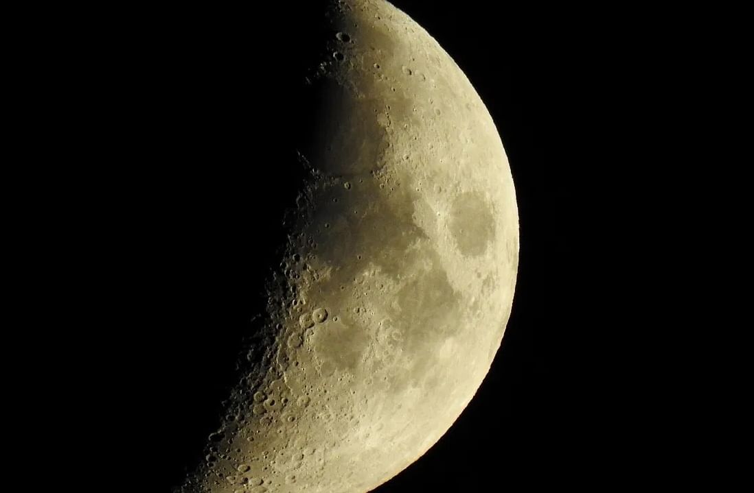 चंद्रावर दिवस आणि रात्र तापमानात मोठा फरक देखील भूकंपांना कारणीभूत बनतो.या प्रकारच्या भूकंपाला थर्मल मूनक्वेक (Shallow Moonquakes) म्हणतात.तर उल्कापात आणि अशनीच्या टक्करीमुळे होणाऱ्या भूकंपाला उल्कापिंड (Meteorite Impacts) प्रभाव म्हणतात.