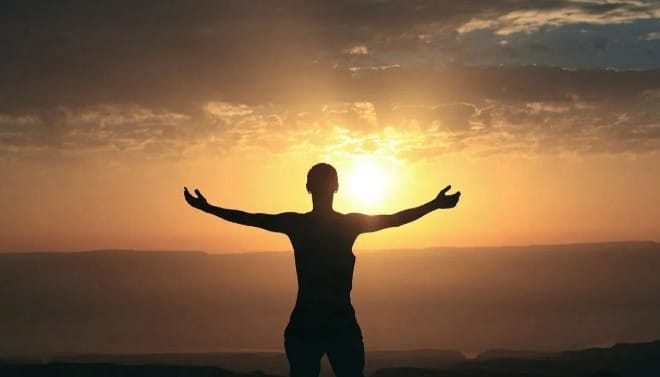 ज्योतिषशास्त्रानुसार सकाळी लवकर उठणे शुभ मानले जाते. त्यामुळे सकाळी उठून काही गोष्टी आवर्जून केल्या पाहिजेत. त्या केल्या तर मोठा धनलाभ होऊ शकतो. 