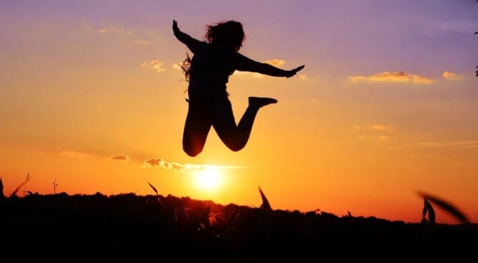 मान्यतेनुसार सकाळी लवकर उठल्यास सूर्य उगवण्याआधी घर झाडून काढायला हवे. तसे केल्यास घरात सुख-समृद्धी नांदते. सकाळी उशिरापर्यंत झोपल्याने घरात दारिद्र्य येते. 