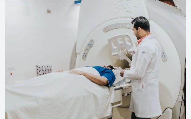 अमेरिकेतली न्यूयॉर्क शहरात धक्कादायक घटना घडली आहे. येथे एक व्यक्ती मोठी साखळी घालून एमआरआयच्या रुममध्ये गेला. त्यानंतर एमआरआय मशीने त्याला चक्क ओढून घेतलं आहे.