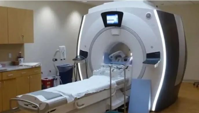 या दुर्घटनेत त्या व्यक्तीचा दुर्दैवी मृत्यू झाला आहे. मिळालेल्या माहितीनुसार मृत्यू झालेल्या व्यक्तीचे वय 61 वर्षे आहे. ही व्यक्ती बुधवारी दुपारी नासाऊ ओपन एमआरआई (Nassau Open MRI) या ठिकाणी एमआरआय स्कॅनिंगसाठी गेला होता. त्याच वेळी मशीनीच्या चुंबकत्त्वामुळे तो त्या मशीनकडे ओढला गेला. त्याच्या गळ्यात असलेल्या धातूच्या साखळीमुळे त्याला मशीनने ओढले आणि यातच त्याचा मृत्यू झाला. 