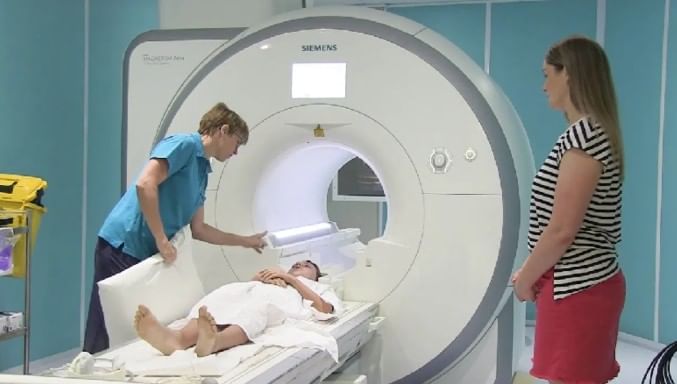 मृत्यू झालेल्या व्यक्तीच्या गळ्यात एक धातूची साखळी होता. तो ही साखळी घालून एमआरआय मशीनच्या रुममध्ये गेला होता. याच वेळी मशीन चालू होती. मशीनने थेट त्याला आपल्याकडे खेचून घेतले. 