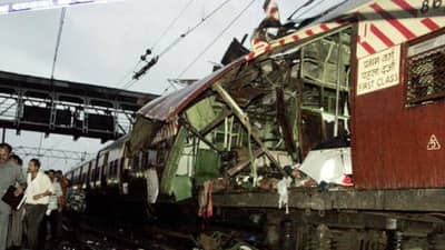 11 मिनिटांत 7 स्फोट.. अन् ट्रेनमध्ये मृतदेहांचा ढीग; मुंबईतील साखळी बॉम्बस्फोटाचं धडकी भरणारं ते भयानक दृश्य