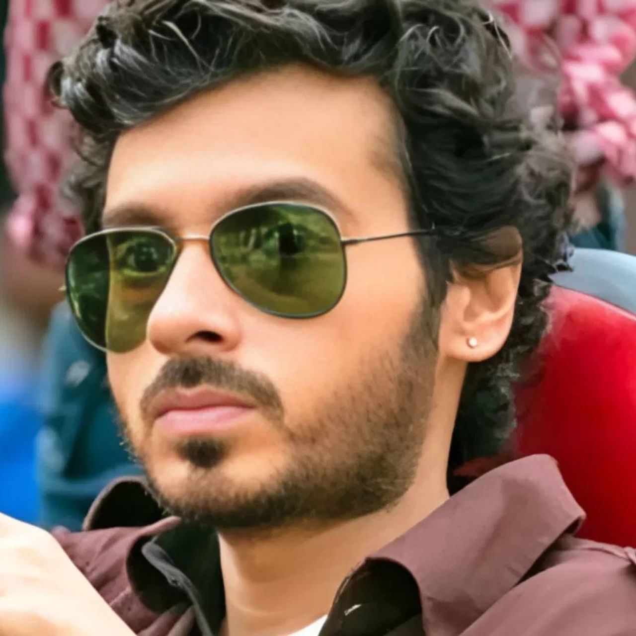 OTT वरील गाजलेली वेब सीरीज मिर्झापूरचा काही महिन्यांपूर्वी 3 सीजन आला. आता मिर्झापूर चित्रपटाची चर्चा आहे. त्यात मुन्ना भैया पुन्हा एकदा दिसू शकतो. दुसऱ्या सीजनमध्ये मुन्ना भैयाला गुड्डू पंडितने मारलं होतं. दिव्येंदु शर्माने ज्या पद्धतीने मुन्ना भैयाची व्यक्तीरेखा साकारली ते कौतुकास्पद आहे.  