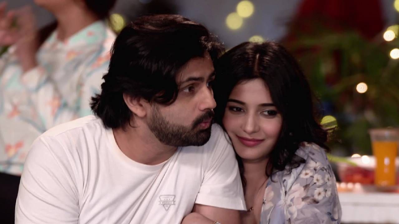 स्टार प्रवाह वाहिनीवरील 'मुरांबा' या मालिकेनं नुकताच 1100 भागांचा टप्पा पार केला. रमा-अक्षय या जोडीसोबतच संपूर्ण मुकादम कुटुंबाला प्रेक्षकांनी भरभरुन प्रेम दिलं. अक्षय मुकादमची भूमिका साकारणाऱ्या शशांक केतकरने आजवर बऱ्याच मालिकांमध्ये काम केलं आहे.