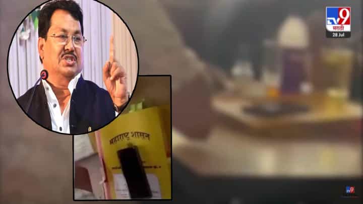 Nagpur : दारूचा घोट अन् शासकीय फाईल, बारमध्ये बसणारे 'ते' 3 अधिकारी कोण? वडेट्टीवारांचा खळबळजनक आरोप काय? Nagpur : दारूचा घोट अन् शासकीय फाईल, बारमध्ये बसणारे 'ते' 3 अधिकारी कोण? वडेट्टीवारांचा खळबळजनक आरोप काय?