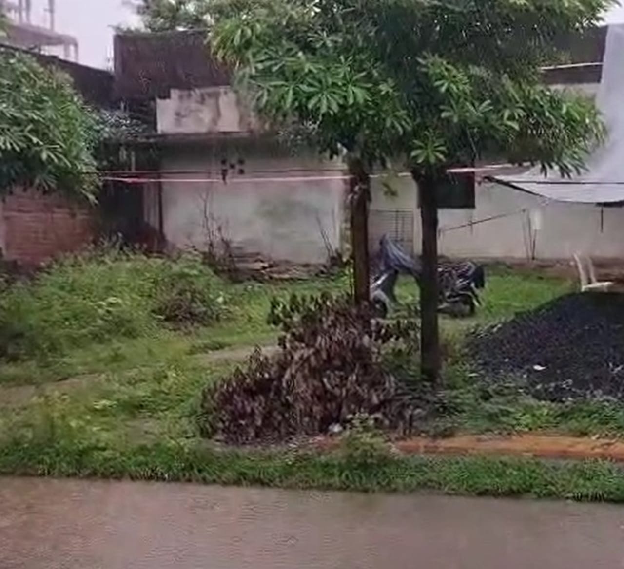 नागपूर - दारू पिऊन मोठ्या भावाच्या पत्नीला शिवीगाळ करण्याच्या वादातून मोठा अनर्थ घडला आहे. नागपुरातील बेलतरोडी पोलीस ठाण्याच्या हद्दीत खापरी पुनर्वसन भागात ही घटना घडली आहे. 