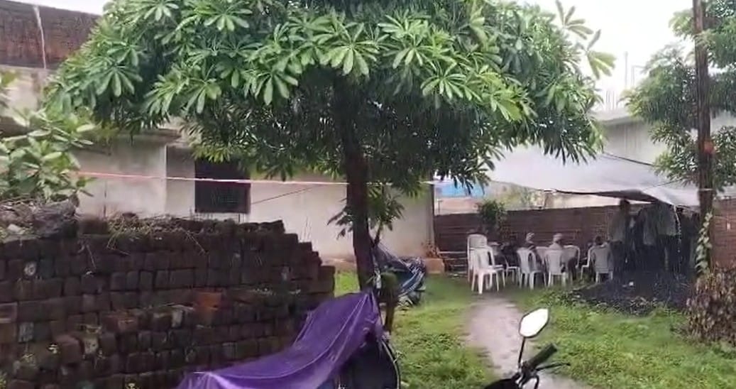 वैभव जुमडे असे मृत व्यक्तीचे नाव आहे. तर हरी जुमडे असे अटक करण्यात आलेल्या आरोपीचे नाव आहे. मिळालेल्या माहितीनुसार मृत वैभव याला दारू पिण्याची सवय होती. दारू पिऊन तो नेहमी घरात शिवीगाळ करायचा. 