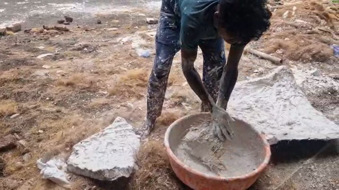 हजारो रुपयांपासून ते लाखो रुपयांपर्यंतच्या गणेश मूर्ती नंदुरबार शहरात तयार होत आहेत. सध्या गणेश मंडळांकडून मूर्ती बुकिंग करणे सुरू झाले आहे, त्यामुळे मोठ्या प्रमाणावर गणेश मूर्ती तयार होत आहेत.