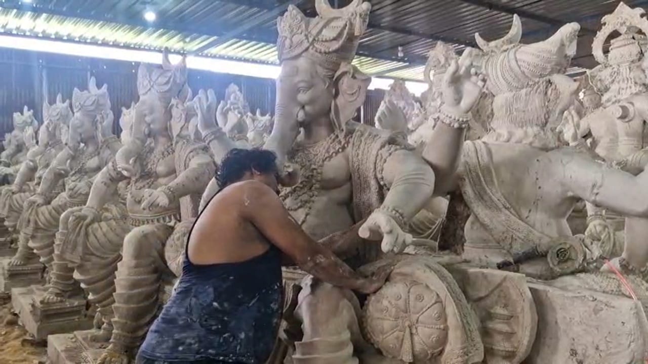 नंदुरबारमधील कारखान्यात तयार होणाऱ्या गणेश मूर्तींना महाराष्ट्राबरोबरच गुजरात, मध्य प्रदेश आणि राजस्थान येथील गणेश मंडळांकडून मोठी मागणी आहे. अनेक मंडळे गणेश मूर्तींच्या बुकिंगसाठी थेट नंदुरबारच्या कारखान्यांमध्ये येत आहेत. या वाढत्या मागणीमुळे नंदुरबारच्या मूर्तिकलेची गुणवत्ता आणि सौंदर्य पाहायला मिळते.