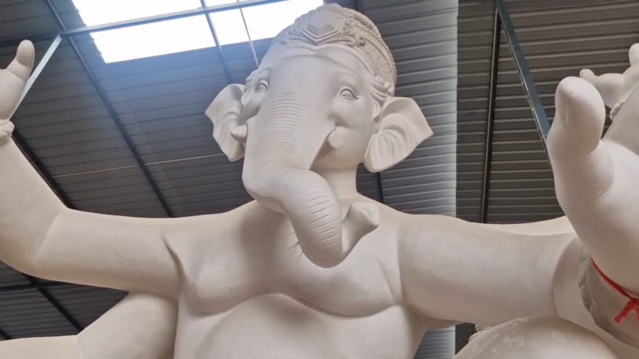 नंदुरबार जिल्ह्यात गणेशोत्सवाची तयारी जोरदार सुरू झाली आहे. शहरातील मूर्तिकारांनी गणेश मूर्ती बनवण्याच्या कामाला वेग दिला असून, यंदा नंदुरबार शहरात 4 हजार पेक्षा अधिक गणेश मूर्ती तयार होणार आहेत.