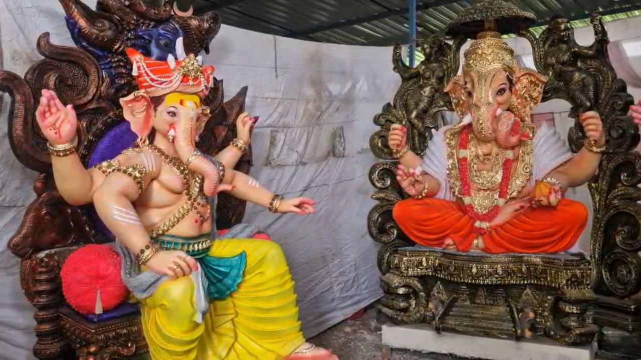 नंदुरबार जिल्ह्यातील कारखान्यांमध्ये गणरायाच्या सर्व रूपांच्या सुंदर आणि रुबाबदार गणेश मूर्ती पाहायला मिळत आहेत. त्यामुळे राज्यातील कानाकोपऱ्यातील गणेशभक्त नंदुरबारच्या कारखान्यांमध्ये आवर्जून हजेरी लावत आहेत.