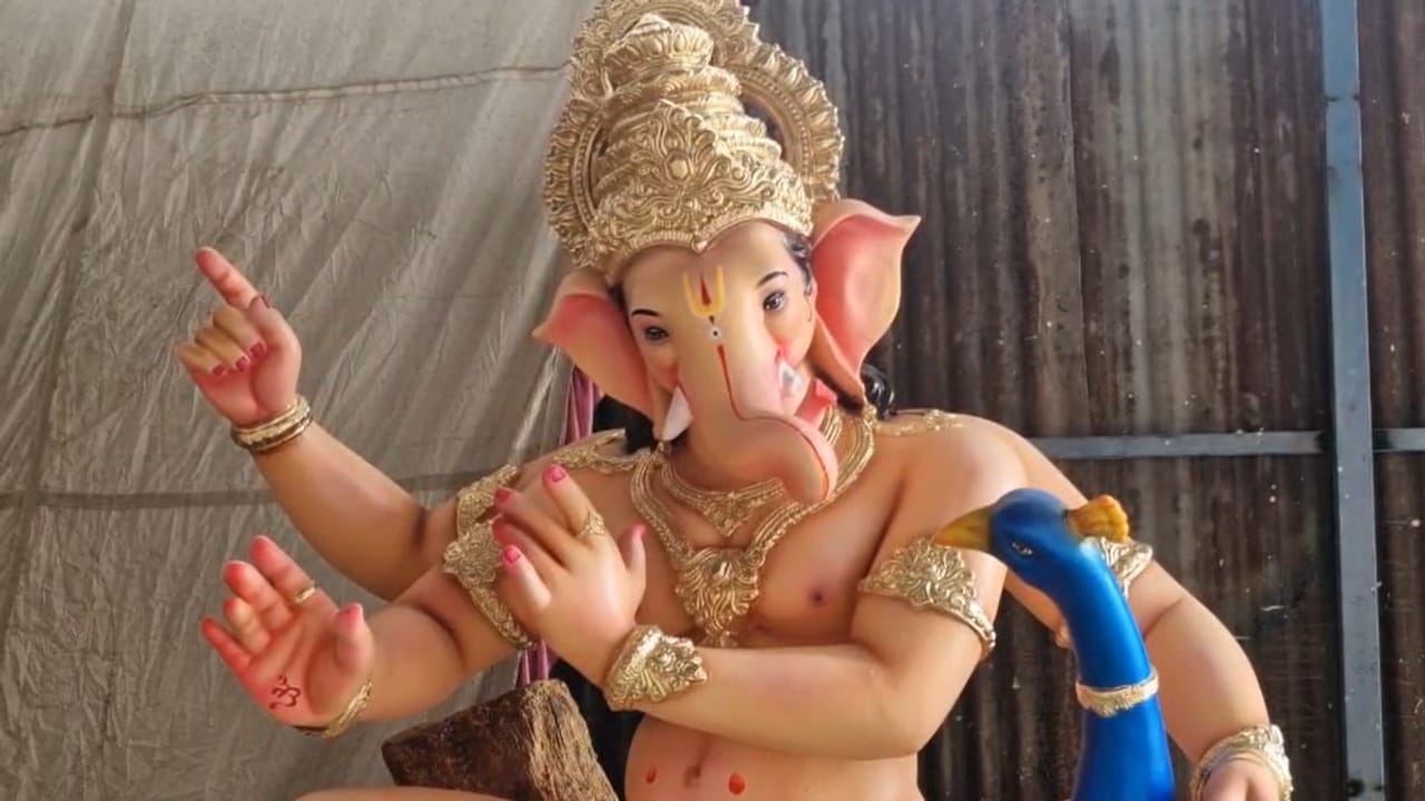 महाराष्ट्रात गणेशोत्सव हा सर्वात मोठा उत्सव म्हणून साजरा केला जातो. नंदुरबार जिल्ह्यात लहान-मोठे असे एकूण 41 पेक्षा अधिक कारखाने असून 1,500 हून अधिक कर्मचारी गणेश मूर्ती तयार करत आहेत. नंदुरबार शहरात 8 इंचांपासून ते 23 फुटांपर्यंतच्या विविध आकारातील मूर्ती तयार करण्याचे काम युद्धपातळीवर केले जात आहे.