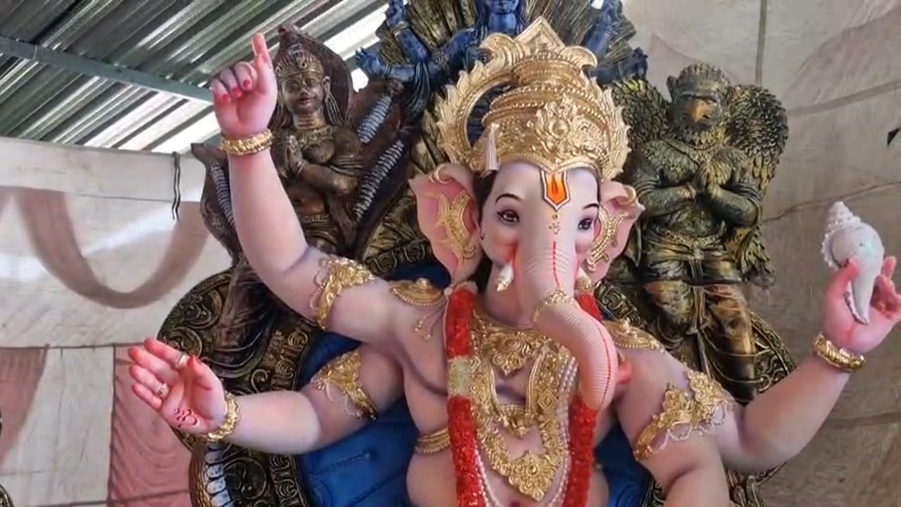 लोकमान्य टिळक यांनी सुरू केलेला गणेशोत्सव आज मोठ्या धुमधडाक्यात साजरा केला जातो. त्यामुळे गणेश मूर्तीही मोठ्या उंचीच्या तयार केल्या जात आहेत. पीओपी (प्लास्टर ऑफ पॅरिस) च्या वापरावरून अनेकदा पर्यावरणाचा मुद्दा उपस्थित केला जातो.