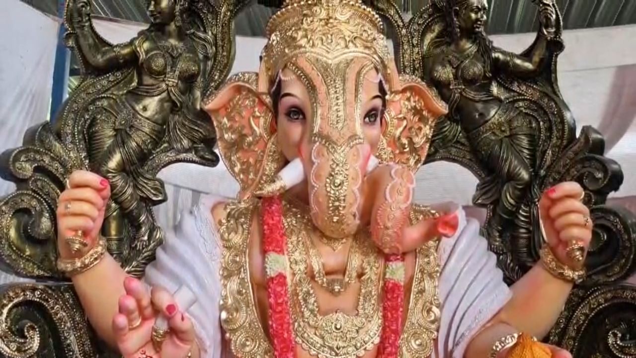 या कामासाठी सुमारे 1,500 हून अधिक मजूर अहोरात्र कष्ट घेत आहेत. त्यांच्या हातांनी वेगवेगळ्या प्रकारच्या सुंदर आणि रुबाबदार गणेश मूर्ती साकारल्या जात आहेत. महाराष्ट्रात पेणनंतर सर्वाधिक गणेश मूर्ती नंदुरबारमध्येच तयार केल्या जात असल्याने या जिल्ह्याला आता गणेश मूर्तींचे प्रमुख केंद्र म्हणून ओळख मिळत आहे.