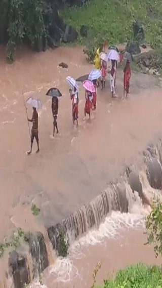 सुरगाणा तालुक्यात जोरदार पाऊस, दरड कोसळून वाहतूक ठप्प