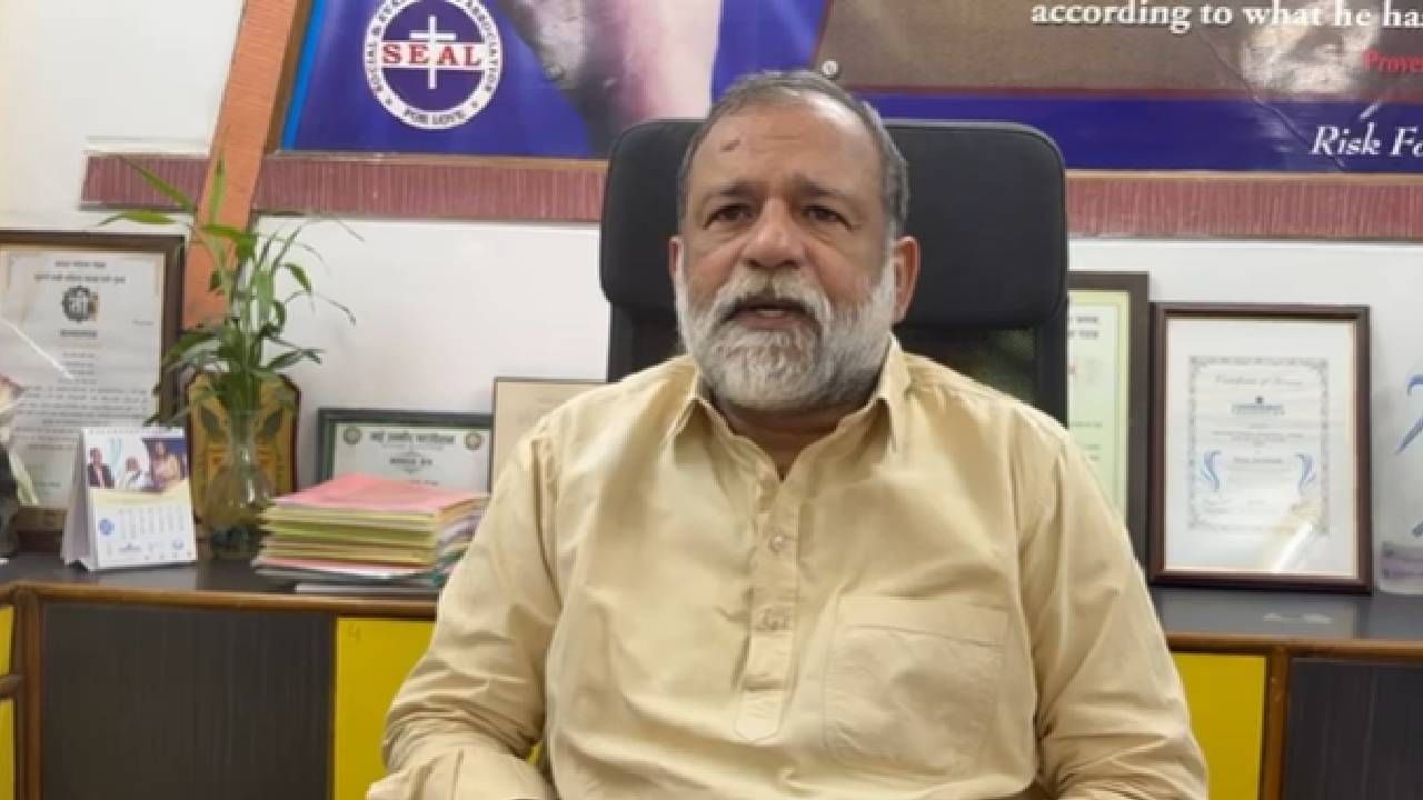 ते घराबाहेर पडत नाहीत, कोणाशी बोलत नाही, घरातील कचराही बाहेर ठेवत नाही हे पाहिल्यावर शेजारील व्यक्तीला संशय आला आणि त्यांनी शील आश्रमातील लोकांच्या कानावर ही गोष्ट घातली. अखेर कार्यकर्त्यांनी सोसायटीतील त्याच्या घरात जाऊन त्याला बाहेर काढून आश्रमात नेले.तसेच स्थानिक पोलिसांनाही या घटनेची माहिती दिली असून पोलीस अधिक तपास करत आहेत. कोंडून घेतलेली व्यक्ती, नायर यांची आरोग्य स्थिती स्थिर असल्याचे आश्रमाच्या सदस्यांनी सांगितले. मात्र या प्रकारामुळे एकच खळबळ माजली आहे.
