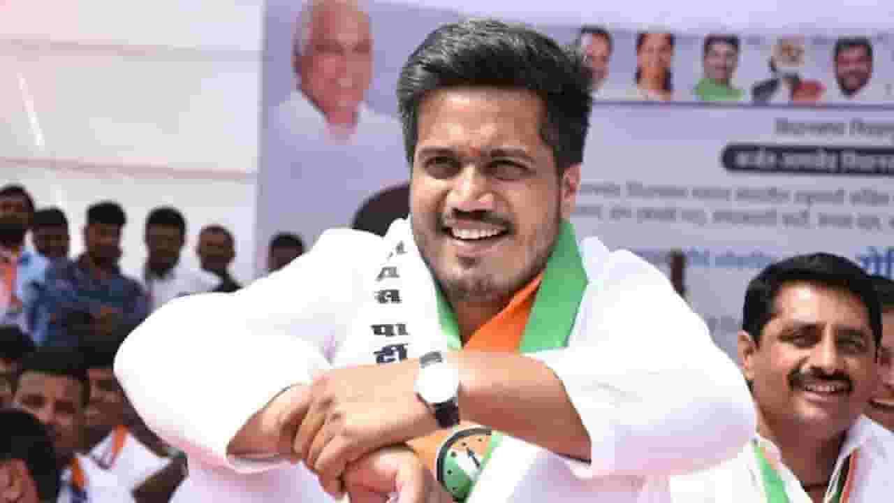 Rohit Pawar : रोहित पवारांच्या अडचणी वाढणार? ED कडून पुरवणी आरोपपत्र, प्रकरण नेमकं काय? Rohit Pawar : रोहित पवारांच्या अडचणी वाढणार? ED कडून पुरवणी आरोपपत्र, प्रकरण नेमकं काय?