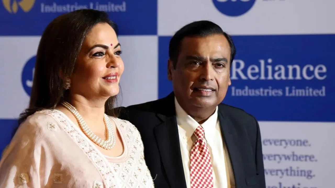 मुलगा अनंत अंबानींच्या भव्य लग्नाचे नियोजन करणारे अब्जाधीश अंबानी कोणता फोन वापरतात तुम्हाला माहिती आहे? याचे उत्तर राम मंदिर प्राण प्रतिष्ठा कार्यक्रमादरम्यान काढलेल्या फोटोंमध्ये आहे.