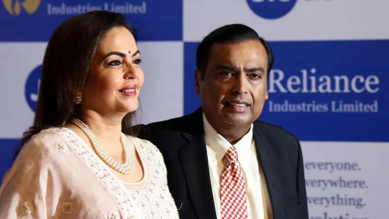 मुलगा अनंत अंबानींच्या भव्य लग्नाचे नियोजन करणारे अब्जाधीश अंबानी कोणता फोन वापरतात तुम्हाला माहिती आहे? याचे उत्तर राम मंदिर प्राण प्रतिष्ठा कार्यक्रमादरम्यान काढलेल्या फोटोंमध्ये आहे.