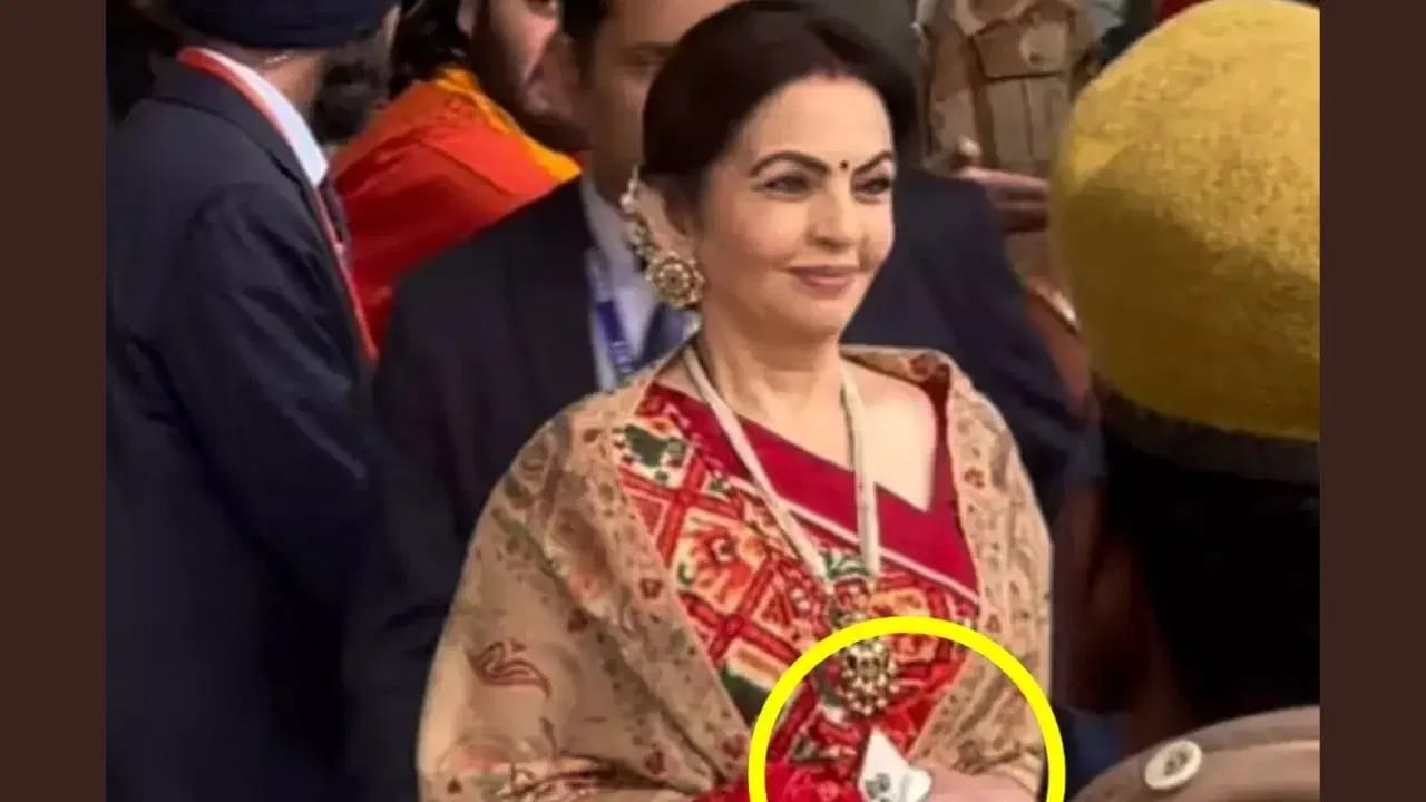 सोहळ्यात नीता अंबानी देखील त्याच मॉडेलसोबत दिसल्या. पण, अंबानी कुटुंबातील प्रत्येकाकडे नवीनतम मॉडेलचे फोन आहेत. हा फोटो 2024 चा आहे, त्यामुळे नवीन मॉडेल आल्यावर अंबानी कुटुंबाने तो फोन खरेदी केला असण्याची शक्यता आहे.