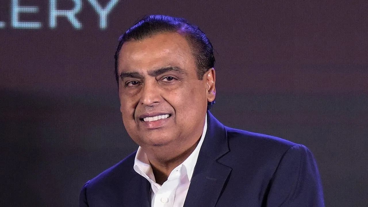 ग्रेड-5 टायटॅनियमपासून बनवलेला हा फोन केवळ मजबूतच नाही तर वॉटरप्रूफ देखील आहे. विशेष म्हणजे, मुकेश अंबानी हे कुटुंबातील एकमेव व्यक्ती नाहीत ज्यांच्याकडे हे उच्च दर्जाचा फोन आहे.