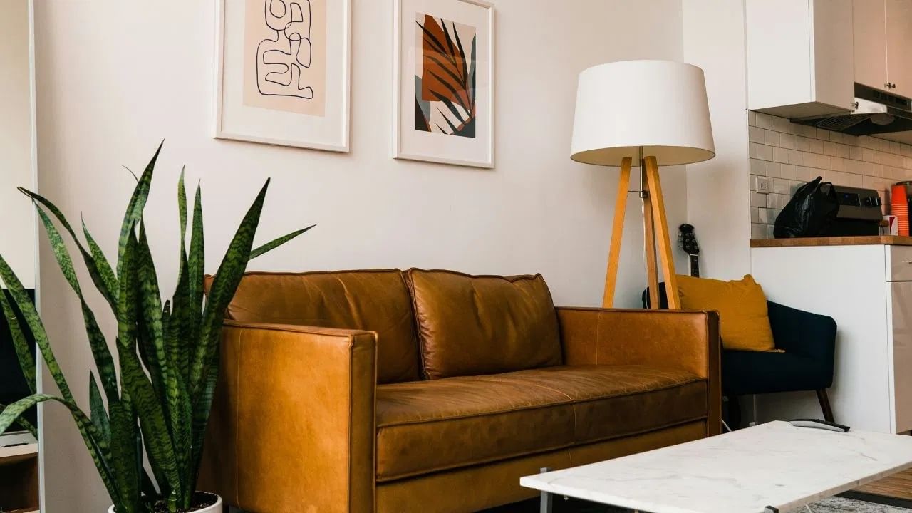 घरात पहिल्यांदा प्रवेश करताना मातीचा दिवा लावा आणि त्यात शुद्ध तूप घाला. तसेच, घरातील वातावरण शुद्ध करण्यासाठी ओम नमः शिवाय किंवा गायत्री मंत्राचा जप करा.