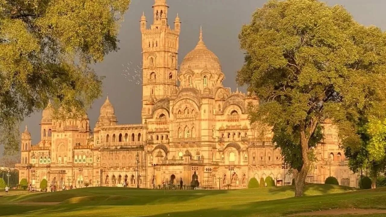 लक्ष्मी विलास पॅलेस, ज्याला वडोदरा पॅलेस म्हणूनही ओळखलं जात. 1890 मध्ये बांधण्यात आलेला हा पॅलेस 30 लाख चौरस फूट क्षेत्रात पसरलेला आहे आणि त्याची रचना ब्रिटिश अभियंता मेजर चार्ल्स मंट यांनी केली होती.